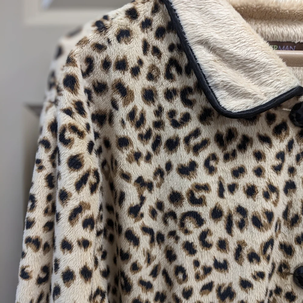 Leopard Print Fleece Robe - Picture 3 of 16